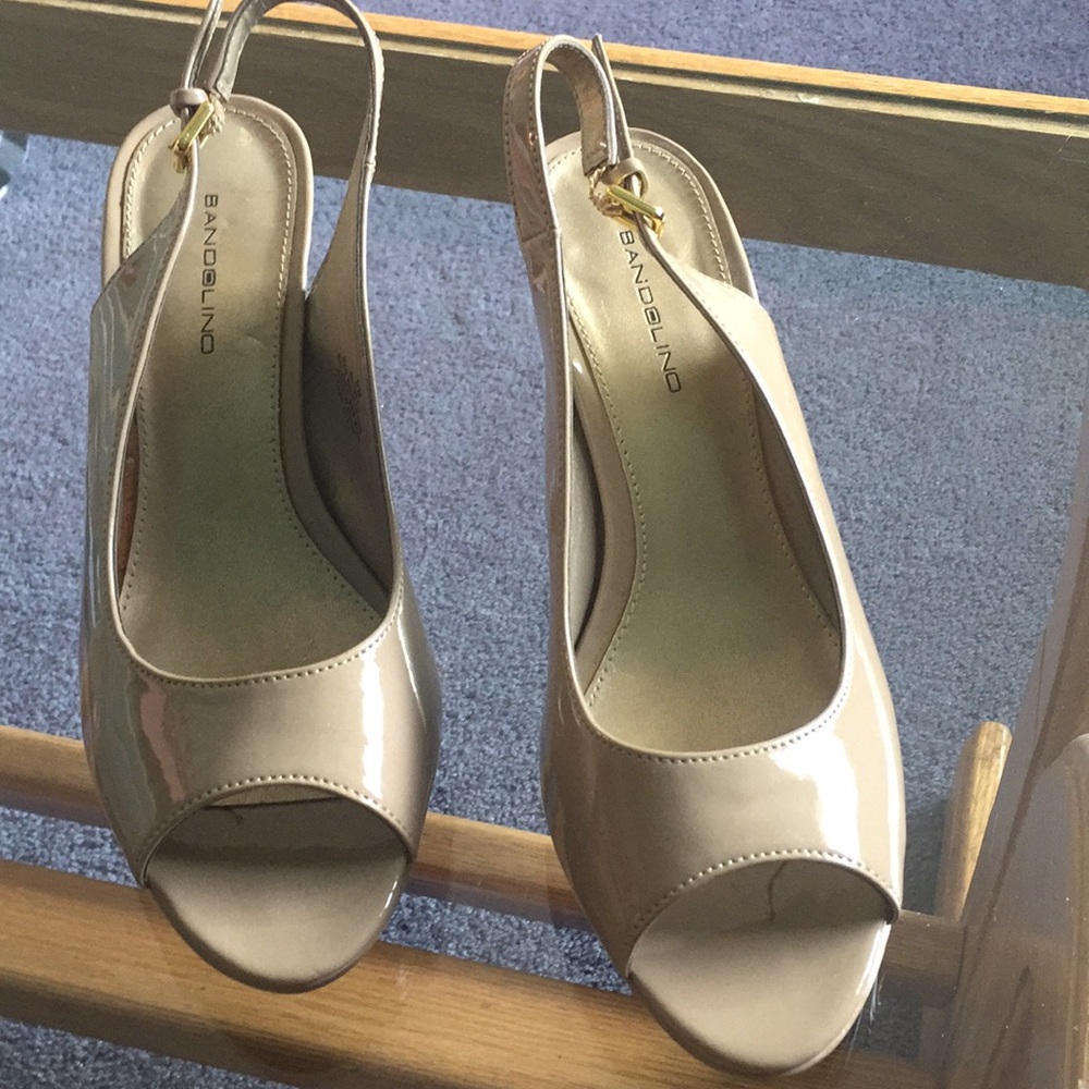 NWOT Bandolino patent leather peep tie pump taupe